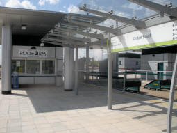 The food and drink kiosk at the end of platform B